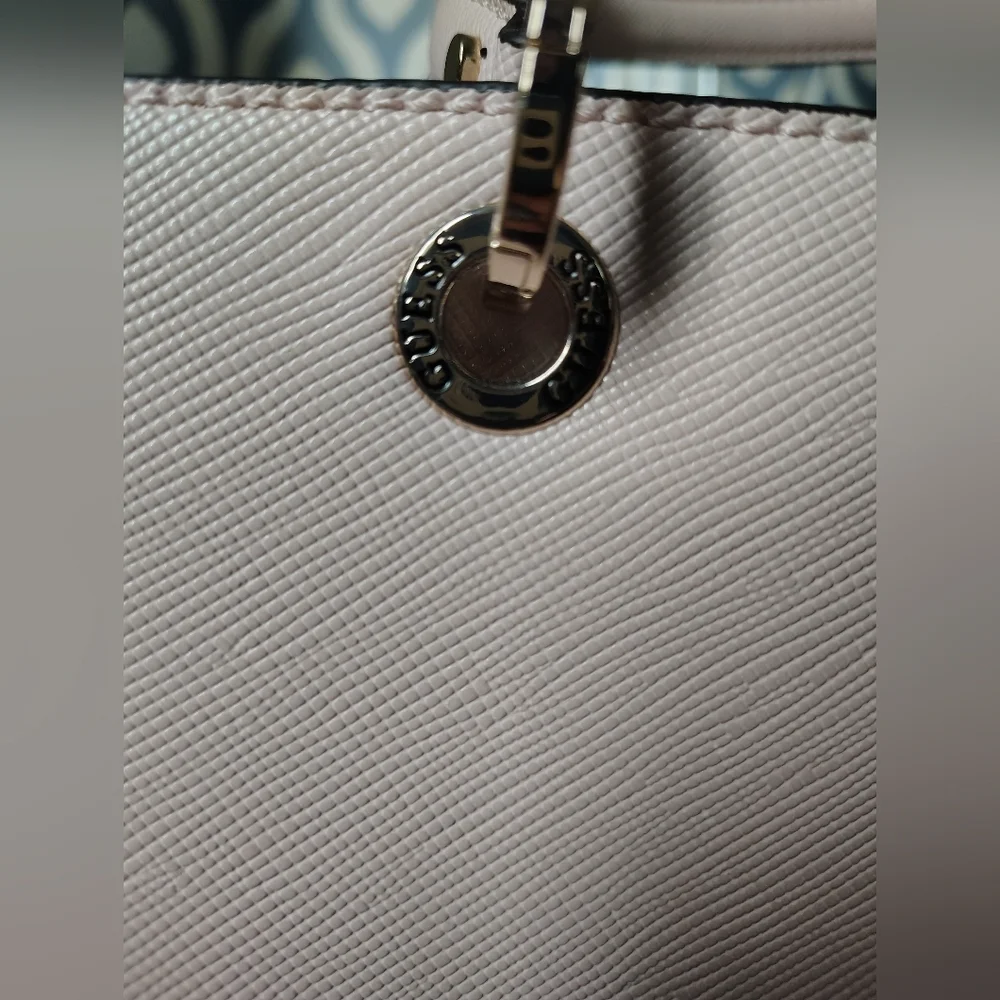 Guess Light Pink Shoulder Bag - New Without Tags - Picture 4 of 8